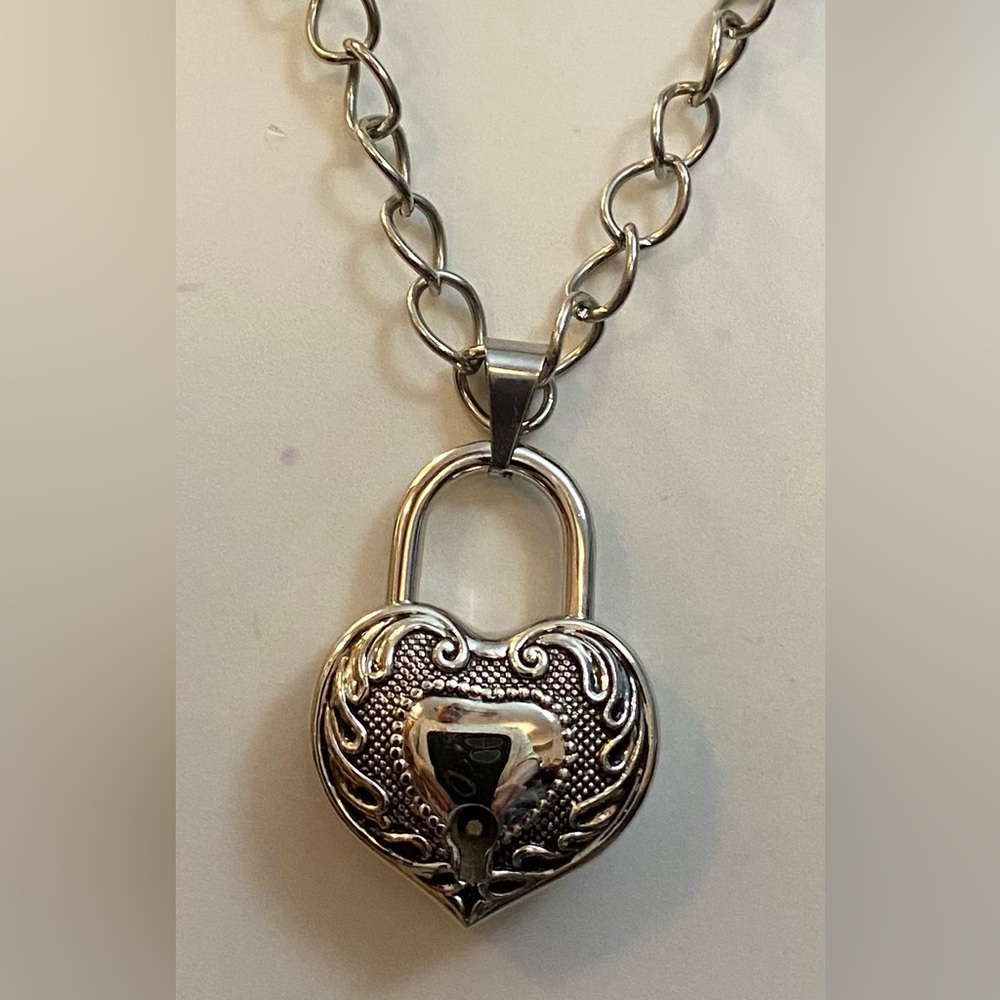 NEW Lock & Key necklace FINAL - Picture 3 of 4